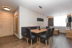 Televízia a/alebo spoločenská miestnosť v ubytovaní Residenz Gramaser GmbH