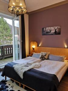 Een bed of bedden in een kamer bij Hotel am Kurpark