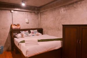 Postel nebo postele na pokoji v ubytování Baan Tubkaek Hotel