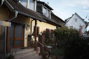 una casa con una puerta principal y escaleras a ella en Studio in der alten Scheune, en Eschbach
