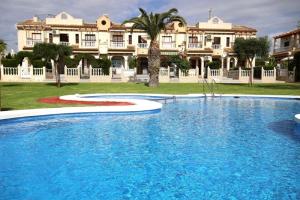 duży basen przed dużym budynkiem w obiekcie Bungalow Torrevieja Argonautas w mieście Torrevieja