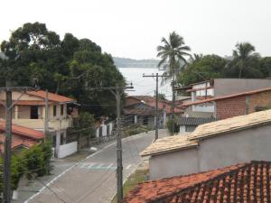 uma vista para uma rua numa cidade com um lago em Cobertura paraiso Cacoes em Jaguaripe