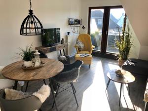 ein Wohnzimmer mit Tisch und Stühlen in der Unterkunft Nordbrise in Büsum