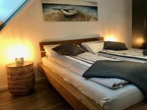 ein Schlafzimmer mit 2 Betten und einer Lampe auf einem Tisch in der Unterkunft Nordbrise in Büsum