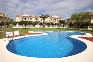 duży basen w podwórzu z domkami w obiekcie Bungalow Torrevieja Argonautas w mieście Torrevieja