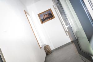 a hallway with a painting on the wall and a mirror at Bergruh Steeg in Steeg
