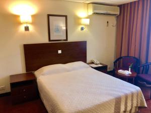 Postel nebo postele na pokoji v ubytování Ajman Beach Hotel