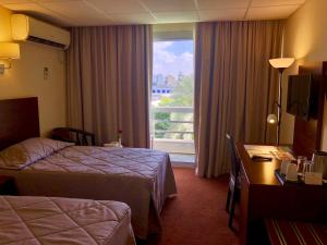 Postel nebo postele na pokoji v ubytování Ajman Beach Hotel