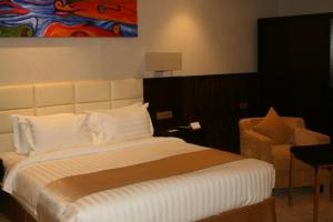 Giường trong phòng chung tại The Secure Inn Hotel Muscat