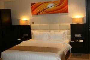 Giường trong phòng chung tại The Secure Inn Hotel Muscat