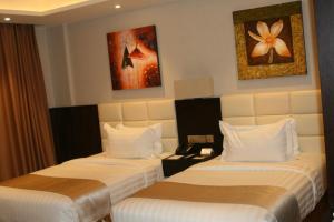 Giường trong phòng chung tại The Secure Inn Hotel Muscat
