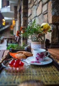 einen Tisch mit einer Tasse Kaffee und einem Teller Essen in der Unterkunft Spitiko in Kato Loutraki