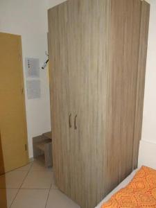 Una puerta de madera en una habitación con cama en Apartments FABRKA, en Liubliana