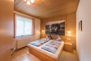 Postel nebo postele na pokoji v ubytování Almdorf Tirol