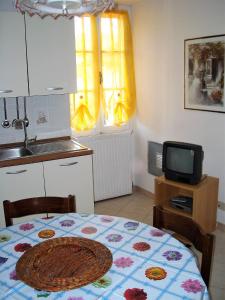 uma cozinha com uma mesa com uma toalha de mesa em Alloggio Basilico em Diano San Pietro