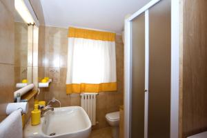 A bathroom at Relais Villa Chiara free parking Még 37 kép