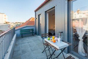 - un balcon avec une table et des fruits dans l'établissement Samasal Trindade Apartments, à Porto