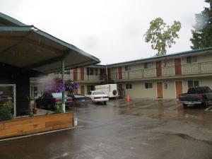 un estacionamiento frente a un hotel en Cameo Motel - Portland, en Portland