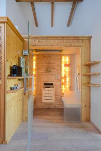 eine Küche mit einem Kühlschrank und einer Theke in einem Zimmer in der Unterkunft Hotel und Alpen Apartments mit Sauna - Bürglhöh in Bischofshofen