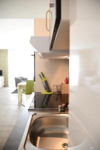 cocina con fregadero y encimera en Adapt Apartments Giessen, en Giessen