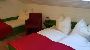 バート・ホーフガシュタインにあるAppartement Alpenloftの赤と白の枕が備わるベッド2台が備わる客室です。