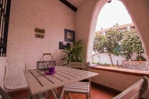 a table and chairs in a room with a window at Casa sui Tetti in Ozieri