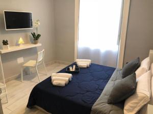 1 dormitorio con 1 cama azul en una habitación en B&B Belvedere Partenopeo, en Nápoles