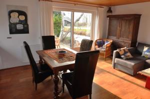 ein Wohnzimmer mit einem Tisch und einem Sofa in der Unterkunft Giethoorn Lodge in Giethoorn