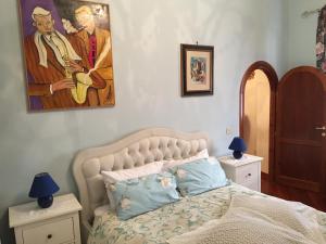 een slaapkamer met een bed en een schilderij aan de muur bij A CASA DI ZIA LOLA in Rome