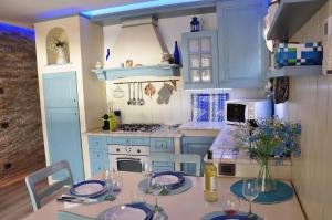 Nhà bếp/bếp nhỏ tại Una spettacolare vista mare - Casa con Jacuzzi +15 ảnh