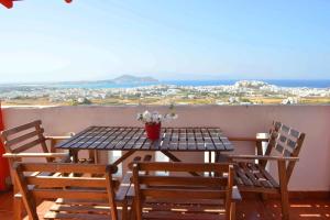 una mesa y sillas con vistas al océano en Paradisia Villas, en Naxos Chora