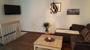 ein Wohnzimmer mit einem Sofa und einem Couchtisch in der Unterkunft Ferienhaus: "Casa de Summer" in Birkenfelde
