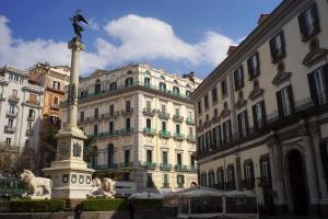 Calabritto Suite في نابولي: تمثال في ساحة امام المباني