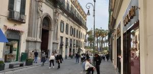 un grupo de personas caminando por una calle de la ciudad en Calabritto Suite, en Nápoles