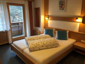 Postel nebo postele na pokoji v ubytování Hotel Garni Bergwelt