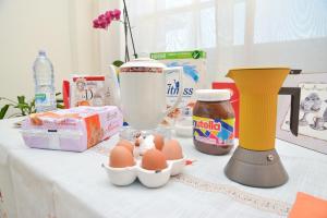 uma mesa com ovos e um liquidificador em Lian Room B&B em Caserta