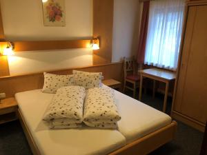 Postel nebo postele na pokoji v ubytování Hotel Garni Bergwelt