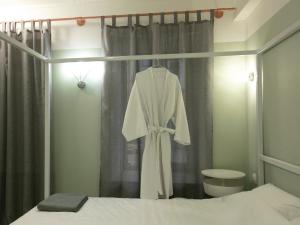 - un peignoir dans une chambre avec un lit dans l'établissement Hotel 0482, à Odessa