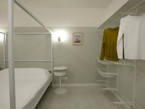 1 dormitorio con litera y armario en Hotel 0482, en Odessa