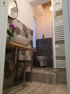 bagno con lavandino e specchio di B&B Casa Lilli a Foligno