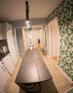Kuchyňa alebo kuchynka v ubytovaní Apartament Hotel Grzybowska 9