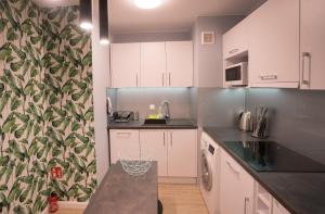 Kuchyňa alebo kuchynka v ubytovaní Apartament Hotel Grzybowska 9