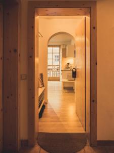 un pasillo con una puerta abierta a una cocina en Postwirt Annaberg, en Annaberg im Lammertal