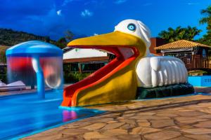 einen Spielplatz mit einer Plastikente-Rutsche in einem Wasserpark in der Unterkunft Balneário do Lago Hotel in Capitólio