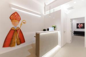 una camera con frigorifero e un dipinto sul muro di A Misura Duomo Rooms & Apartment - LS Accommodations a Napoli