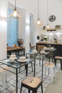 una sala con tavoli e sedie in cucina di A Misura Duomo Rooms & Apartment - LS Accommodations a Napoli
