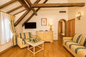 Televízia a/alebo spoločenská miestnosť v ubytovaní Hotel Villa Laguna