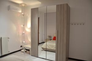 シラクーサにあるAppartamento Ortigia Giulianaのベッドルーム1室(ガラスドア、ベッド1台付)