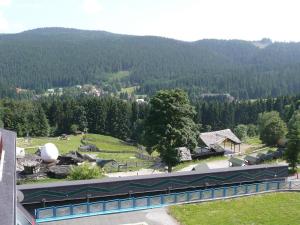 una vista di un edificio con una montagna sullo sfondo di Šafrán - Dorothy 44, a Donovaly