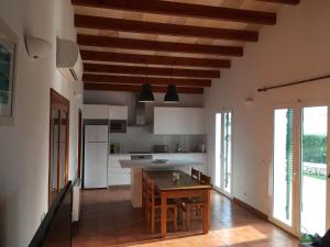 Kitchen o kitchenette sa Villa Violeta